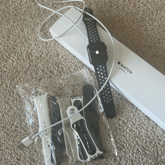 Apple Watch Series 3 - Picture 1 of 3